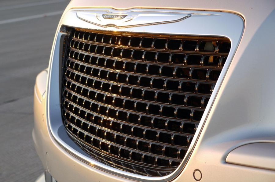  Chrysler 300C SRT8 2012 года  (фото 3 из 100)